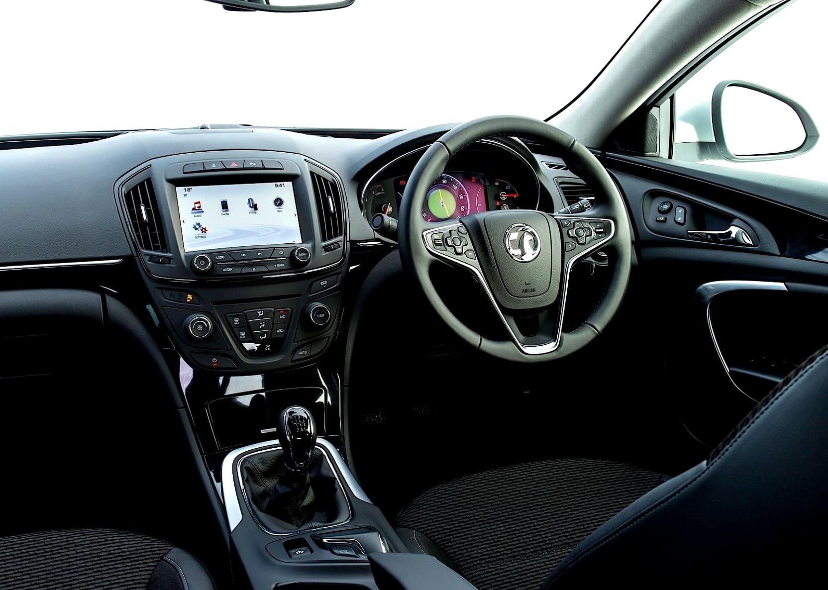 Vauxhall Insignia Hatchback 2013 #32