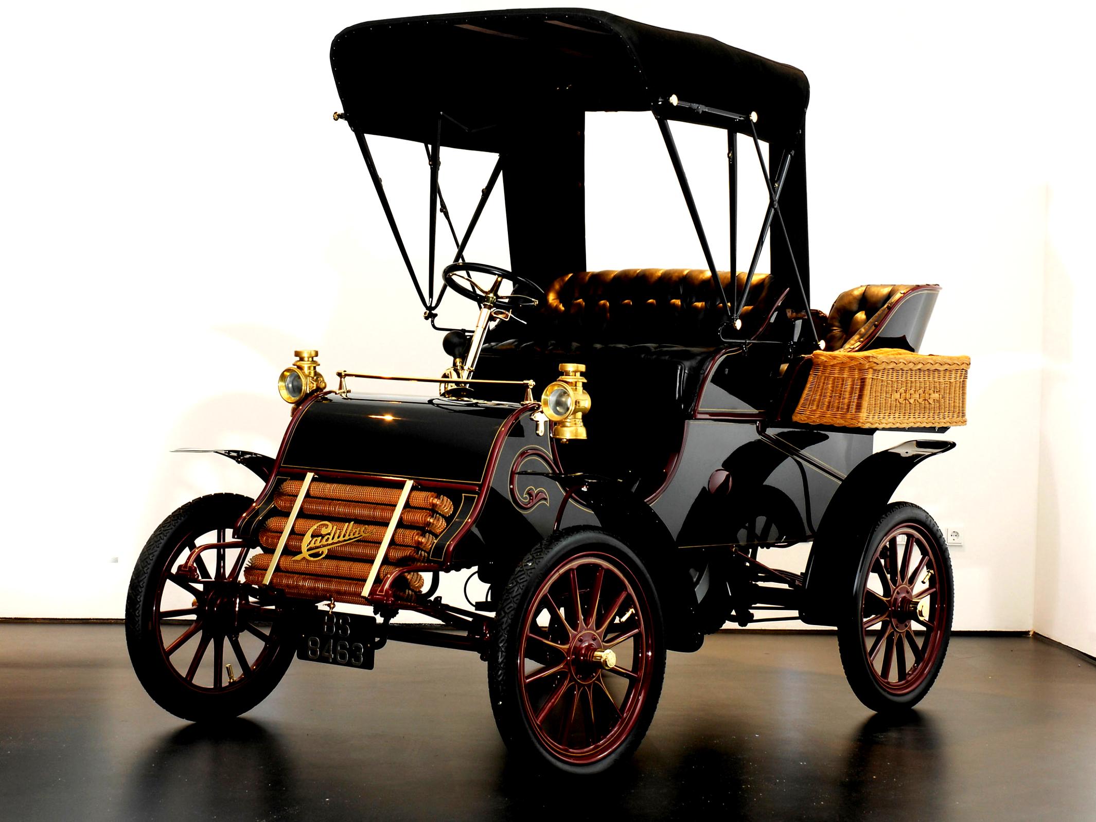 Первая машина выпущена. Cadillac model a Runabout (1902). 17 Октября 1902 — в Детройте выпущен первый автомобиль марки «Кадиллак».. Cadillac 1903. 1903 Cadillac model a.