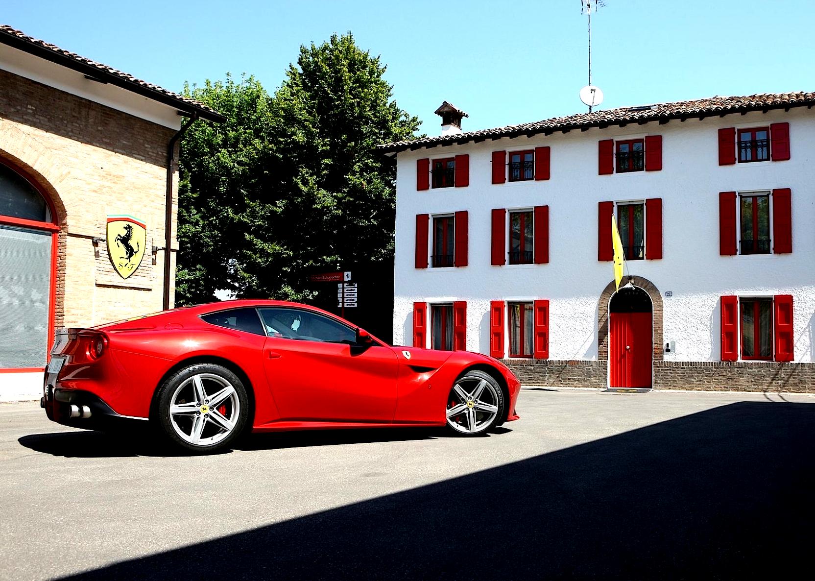 черный спортивный автомобиль Ferrari F12 загрузить