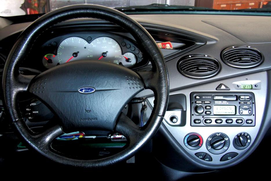 Ford Focus 5 Doors 1998 #9