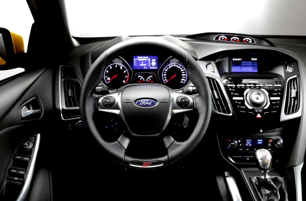 Ford Focus ST 5 Doors 2014 #9