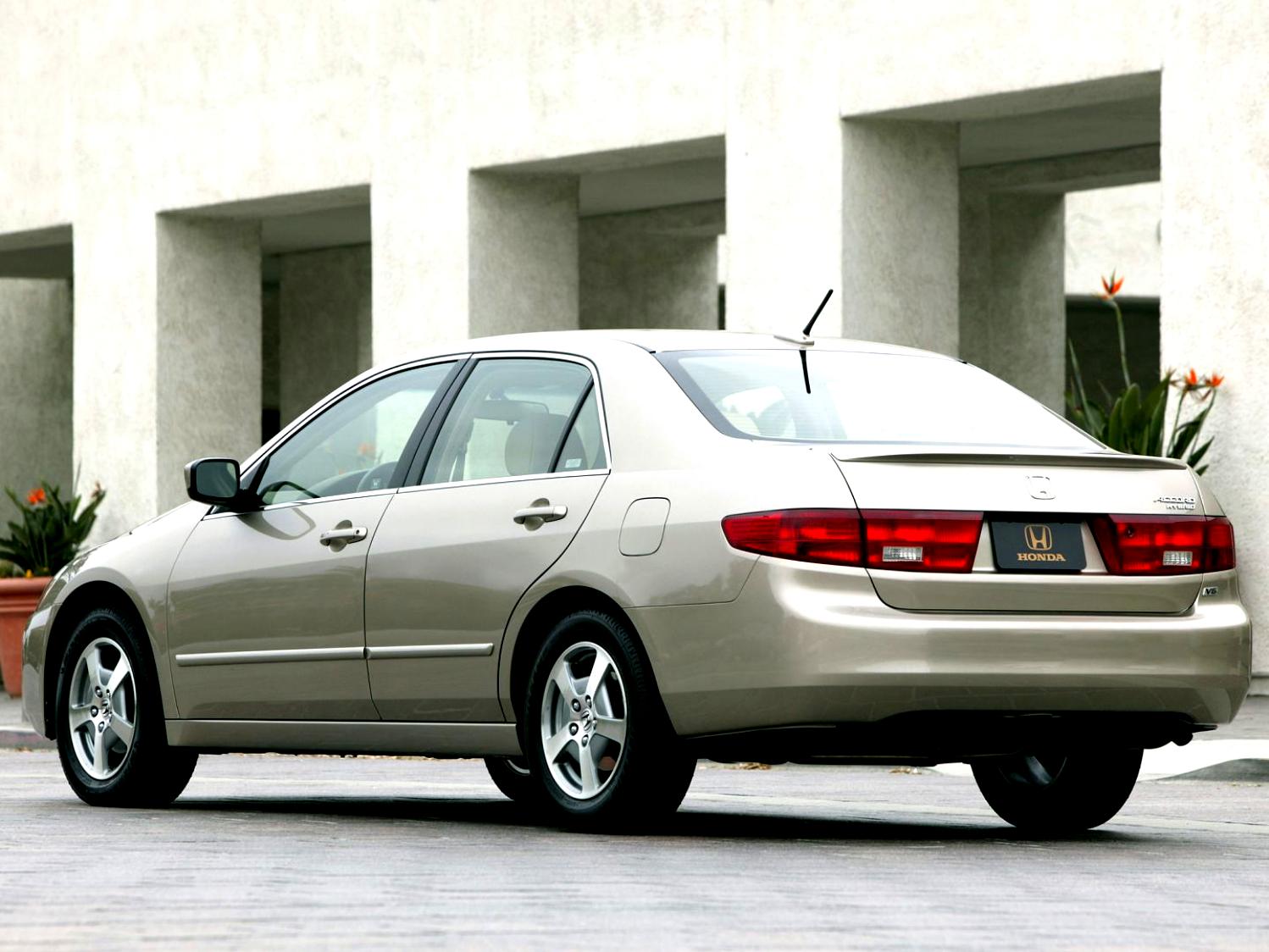 Honda Accord Sedan US 2005 #9